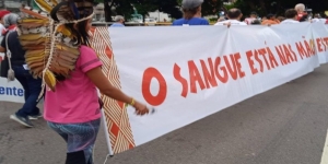 Indígenas e ribeirinhos participam do 28º Grito dos Excluídos, em Manaus, pelos dois anos de impunidade do massacre do rio Abacaxis