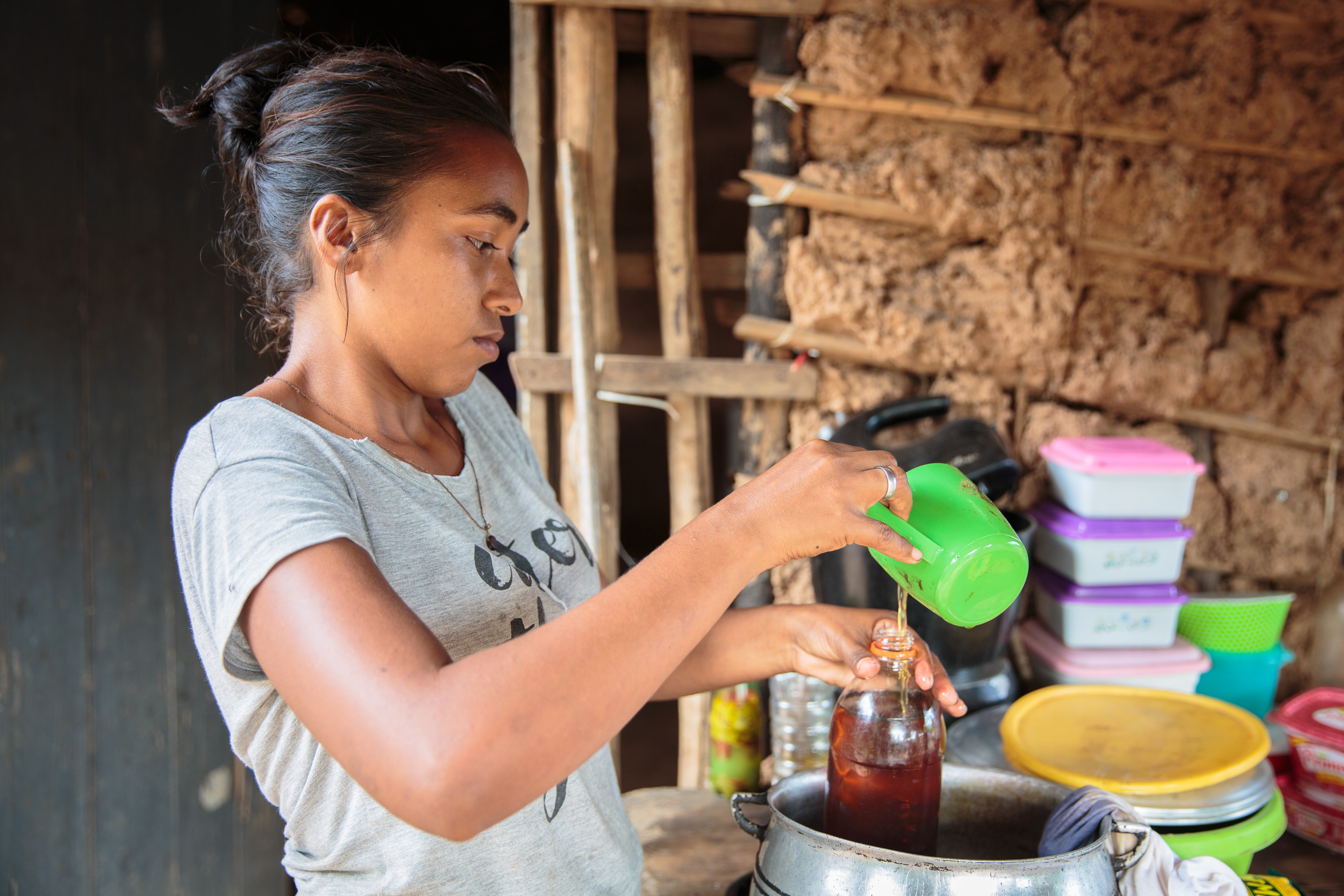 Francisca Sheila, coordenadora da Associação de Quebradeiras do Centro dos Pretinhos, prepara o óleo de babaçu.