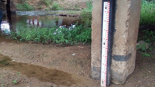 Régua para medir altura da água do rio que abastece a comunidade de São José (foto: Cristiane Passos)