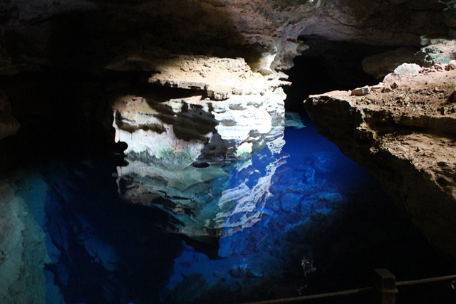 Poço Azul - atração turística que também está ameaçada pelo uso de agrotóxicos e retirada indiscriminada de água em seus arredores. (foto: Cláudio Dourado - CPT Ruy Barbosa)